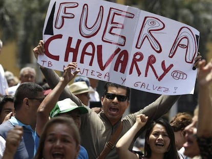 Manifestantes en contra del fiscal general de Perú.