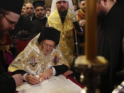 Bartolomé I firma el decreto que sella la separación de la Iglesia ortodoxa ucrania de la de Rusia, este sábado en Estambul.