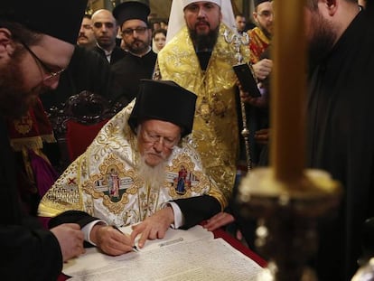 Bartolomé I firma el decreto que sella la separación de la Iglesia ortodoxa ucrania de la de Rusia, este sábado en Estambul.