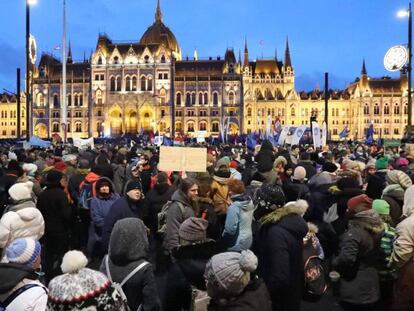 Manifestantes en la plaza Kossuth de Budapest protestan este sábado contra la 'ley de esclavitud' del Gobierno de Orbán.