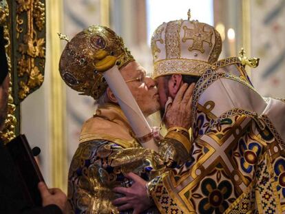El patriarca ecuménico de Constantinopla, Bartolomé I, besa al obispo metropolitano de Kiev y líder de la nueva Iglesia ortodoxa de Ucrania, Epifanio I, durante la ceremonia de entrega del 'tomos' o certificado que garantiza su independencia de Moscú.