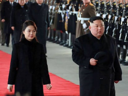 En vídeo, la visita del líder norcoreano junto a su esposa este lunes.