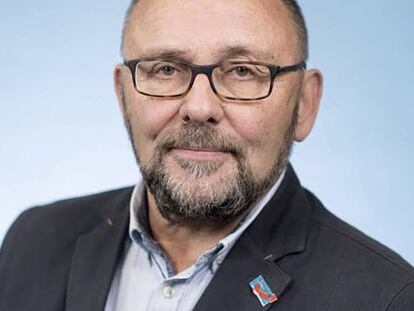 En foto, el diputado de AfD Frank Magnitz, en octubre de 2017. En vídeo, declaraciones del fiscal general de Bremen, Frank Passade, y el líder del ultraderechista AfD, Alexander Gauland.