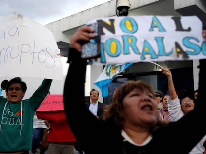 Manifestantes protestan contra Jimmy Morales, este domingo en Ciudad de Guatemala.