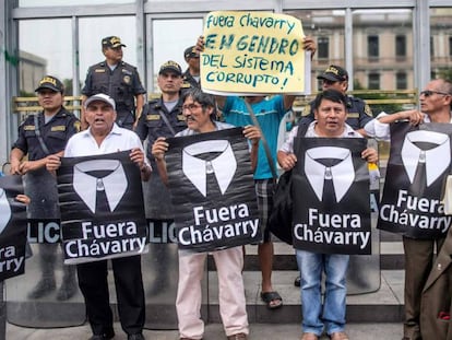 Un grupo de manifestantes contra Chávarry este martes en Lima.