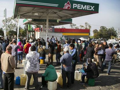 Decenas de personas hacen cola para comprar gasolina en Morelia, este lunes.