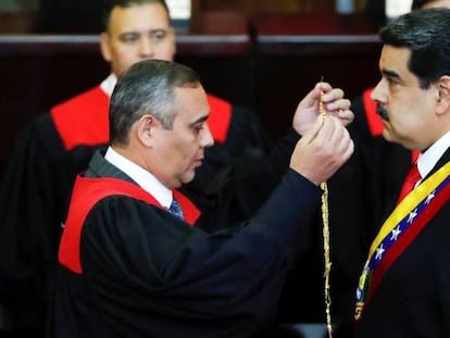 O presidente do Supremo venezuelano, Maikel Moreno, empossa Nicolás Maduro como presidente, nesta quinta-feira em Caracas.