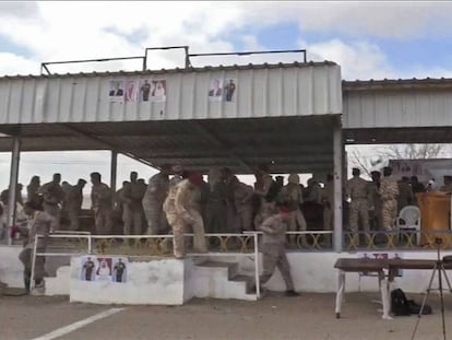 Captura de un vídeo que muestra segundos después del ataque la situación del podio en el que se encontraban las autoridades militares atacadas.
