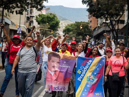 Simpatizantes de Nicolás Maduro en las inmediaciones del Tribunal Supremo de Justicia. En vídeo, Maduro toma posesión de su mandato en soledad.