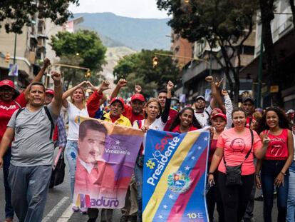 Simpatizantes de Nicolás Maduro en las inmediaciones del Tribunal Supremo de Justicia. En vídeo, Maduro toma posesión de su mandato en soledad.