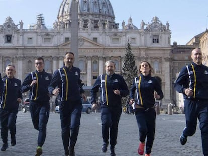 Integrantes del equipo de atletismo del Vaticano corren para los medios frente a la basílica de San Pedro.