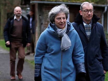 La primera ministra británica, Theresa May, junto a su marido Phillip, hoy al salir de misa. En vídeo, May advierte al Parlamento que si no apoyan su acuerdo del Brexit "será catastrófico".