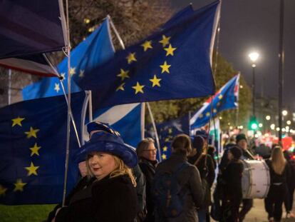 Manifestantes contrarios al Brexit, este lunes por la noche en Londres. En vídeo, el Parlamento británico vota hoy el acuerdo entre Theresa May y la Unión Europea para un Brexit pactado.