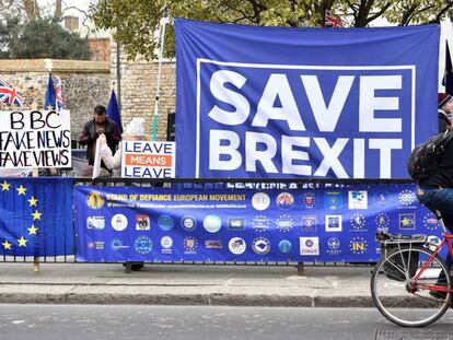 Manifestantes a favor del Brexit, este martes frente al Parlamento británico, en Londres. En el vídeo, las últimas horas antes de la votación del acuerdo.