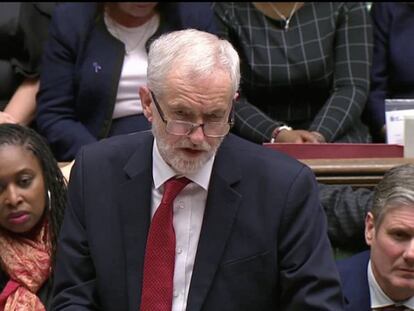 El líder laborista Jeremy Corbyn, este martes durante su intervención en el Parlamento británico. En vídeo, Theresa May se enfrenta a una moción de censura por la derrota de su plan para el Brexit.