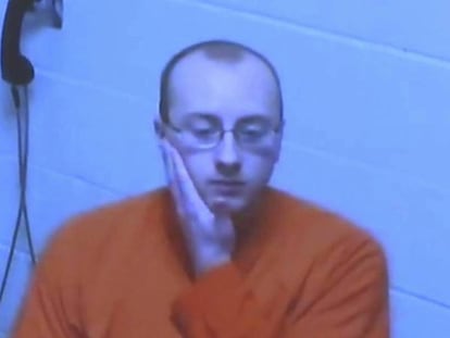 Patterson, en su comparecencia por vídeo ante el juez. En vídeo, aparece viva la niña desaparecida hace tres meses tras el asesinato de sus padres en Wisconsin.
