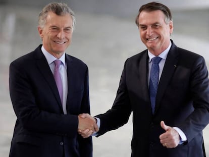 Bolsonaro recibe a Macri a su llegada al palacio de Planalto este miércoles.