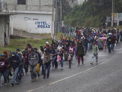 La columna de la caravana avanza sobre territorio guatemalteco