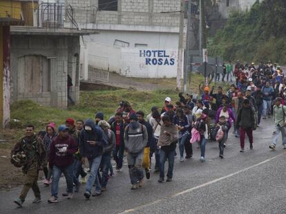 La columna de la caravana avanza sobre territorio guatemalteco