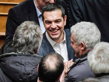 Tsipras es felicitado tras superar la moción de confianza, este miércoles en Atenas. En vídeo, declaraciones de Tsipras el pasado 10 de enero.