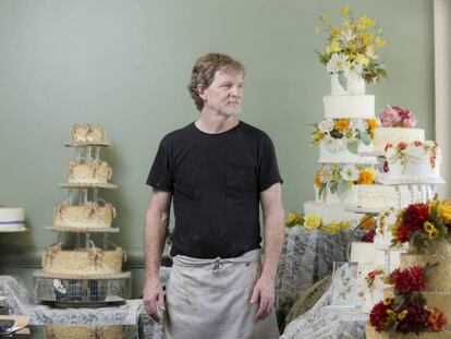 Jack Phillips en su pastelería Masterpiece Cakeshop en Denver, Colorado. En vídeo, sus declaraciones y las de uno de los demandantes tras comparecer ante el Supremo en 2017.