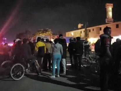 Personal de emergencia, junto al lugar de la explosión. En vídeo, al menos 20 muertos al explotar una toma clandestina de combustible en México