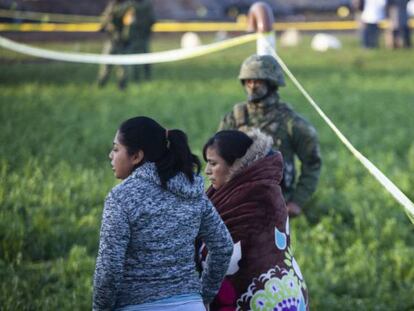Familiares de las víctimas, en el lugar de la tragedia, este sábado.