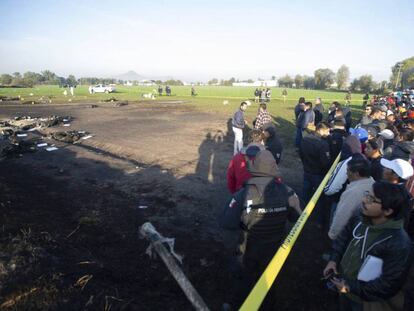 Vecinos de Tlahuelilpan observan el lugar de la tragedia, la mañana del sábado.