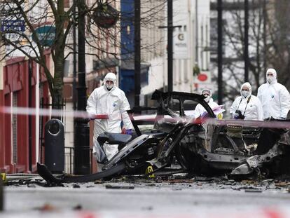 La policía forense analiza los restos del coche bomba que explotó en Londonderry (Irlanda del Norte) el 19 de enero de 2019. En vídeo, el momento en el que el coche es abandonado y la explosión.