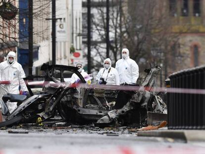 La policía forense analiza los restos del coche bomba que explotó en Londonderry (Irlanda del Norte) el 19 de enero de 2019. En vídeo, el momento en el que el coche es abandonado y la explosión.