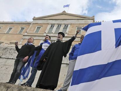 Manifestantes ondean banderas griegas, este domingo ante el Parlamento en Atenas.