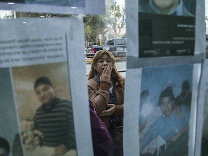 Familiares de desaparecidos tras la explosión en Tlahuelilpan buscan información sobre sus seres queridos.
