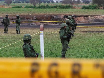 Soldados resguardan la zona de la explosión en Tlahuelilpan, en Hidalgo (México).