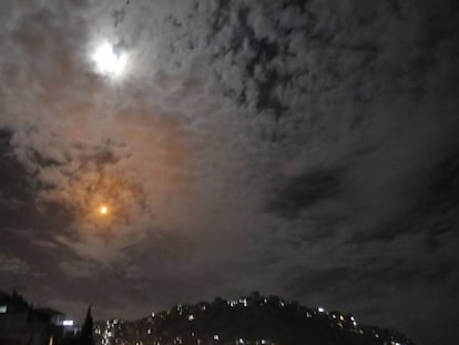 Las defensas aéreas sirias interceptan un misil israelí en Damasco esta noche.