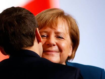 Merkel y Macron tras la firma del acuerdo.