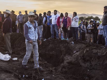 Decenas de personas en el sitio de la explosión en Hidalgo.