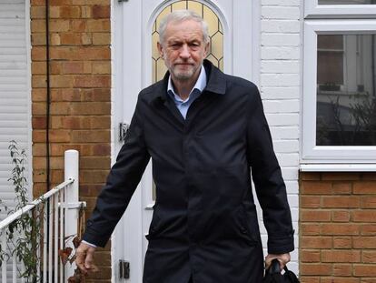 Jeremy Corbyn, líder del Partido Laborista, abandona su residencia en Londres, este lunes. En vídeo, declaraciones de Theresa May este lunes en el parlamento británico.