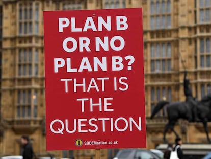 Activistas proeuropeistas muestran una pancarta a las puertas del Parlamento, este martes en Londres. En vídeo, un kit de supervivencia por el riesgo de desabastecimiento tras el Brexit.