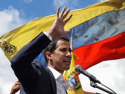 Guaidó se dirige a sus partidarios este miércoles en Caracas. En vídeo, Estados Unidos, Brasil y Argentina, entre otros, respaldan a Guaidó.