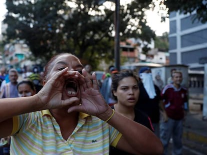 Vecinos de Caracas protestan contra las fuerzas de seguridad. En vídeo, Maduro anuncia una revisión de las relaciones diplomáticas con Estados Unidos.