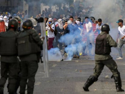 La Guardia Nacional Bolivariana (GNB) dispara bombas de gas lacrimógeno a los manifestantes durante las protestas de este miércoles, en Caracas, luego de que Juan Guaidó se juramentara como presidente interino de Venezuela, ayer.