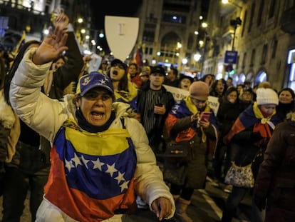 Manifestantes contra Maduro nesta quarta-feira em Caracas. / VIDEO: Declarações de líderes internacionais que apoiam Guaidó.