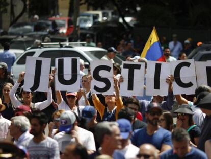 Cientos de personas se concentran en el centro de Caracas en apoyo a Juan Guaidó. En vídeo, declaraciones de Nicolás Maduro.