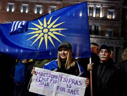 Un manifestante con una bandera con la estrella de Vergina (símbolo de la Macedonia griega), este jueves en Atenas.