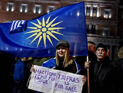 Un manifestante con una bandera con la estrella de Vergina (símbolo de la Macedonia griega), este jueves en Atenas.