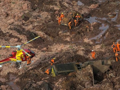 Un grupo de rescatadores en la mina de Brumadinho este viernes.