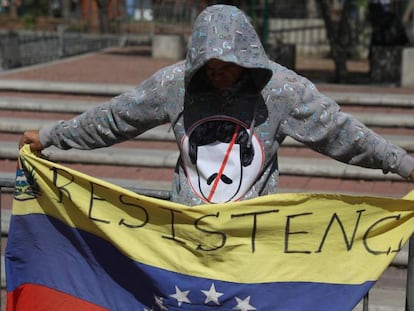 Simpatizantes de Juan Guaidó, en Caracas. En vídeo, Guaidó llama a la movilización el pasado viernes.