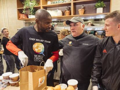 El chef José Andrés, con dos futbolistas voluntarios de Food For Feds en Washington. En vídeo, El chef José Andrés reparte comida a los funcionarios afectados por el cierre de la Administración Trump.