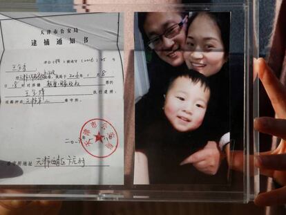 Li Wenzu, esposa del abogado Wang Quanzhang, sostiene una foto de familia, el pasado 17 de diciembre en Pekín. En vídeo, Amnistía Internacional critica la condena.