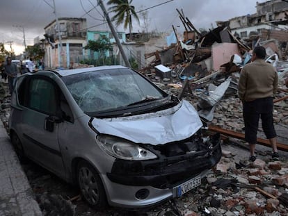 Varias personas, ante los destrozos causados por el tornado, en La Habana (Cuba).